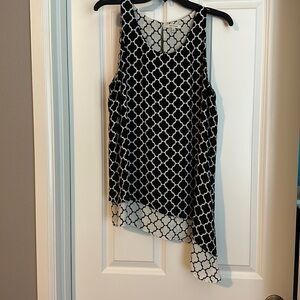Max Studio black and white angled bottom top, size large
